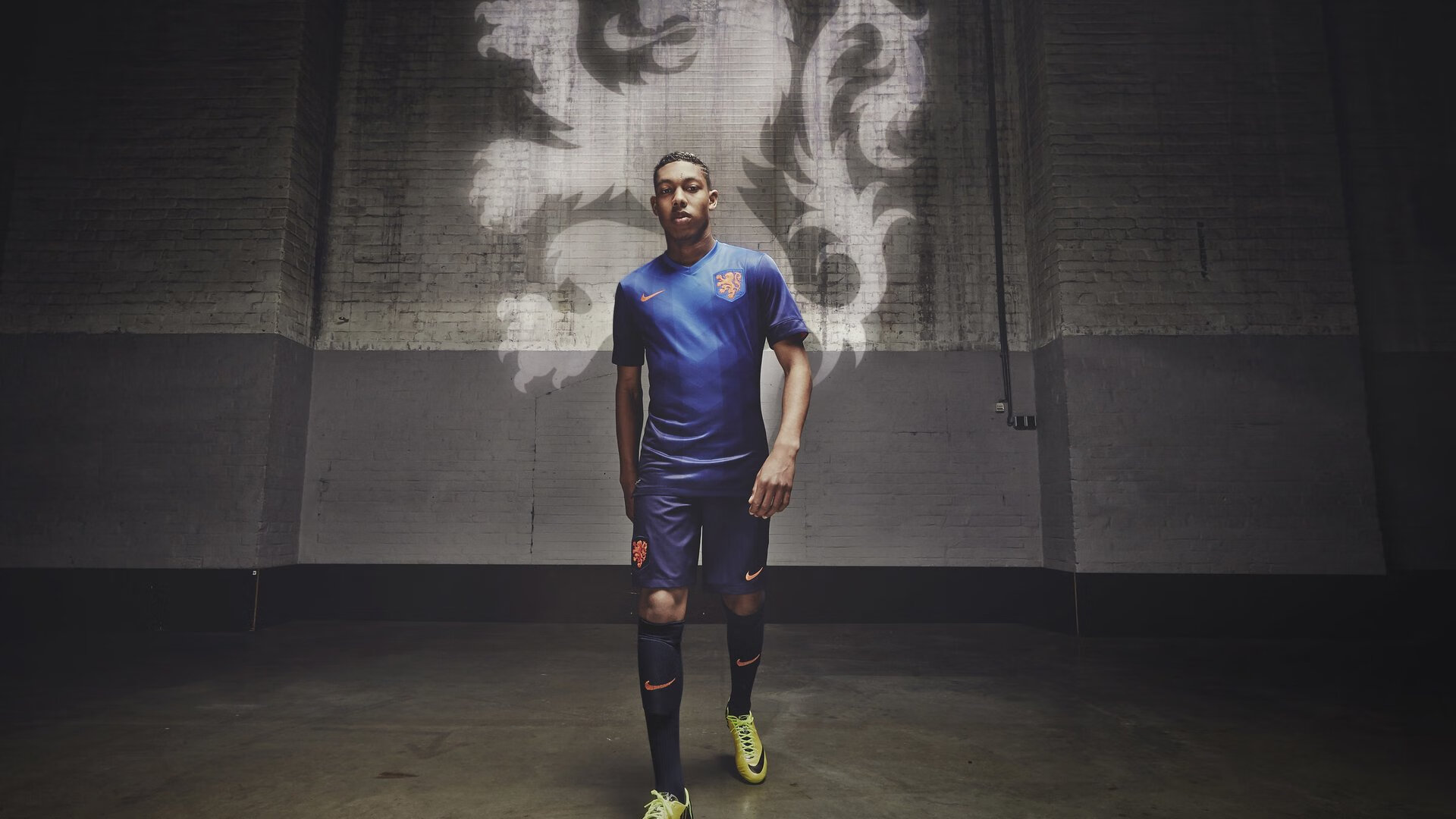 九游（jiuyou.com）游戏-裁判在关键比赛中控场能力出色避免局势失控保持公平，裁判员对比赛进行管理的手势有